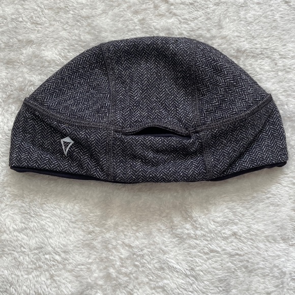 Ivivva by Lululemon reversible toque with ponytail hole grey and black size xs. - Picture 2 of 6